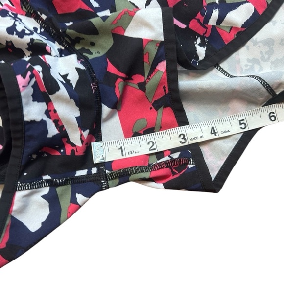 Lululemon Speed Short- Athletic Running Shorts- Size 6 - Picture 14 of 14